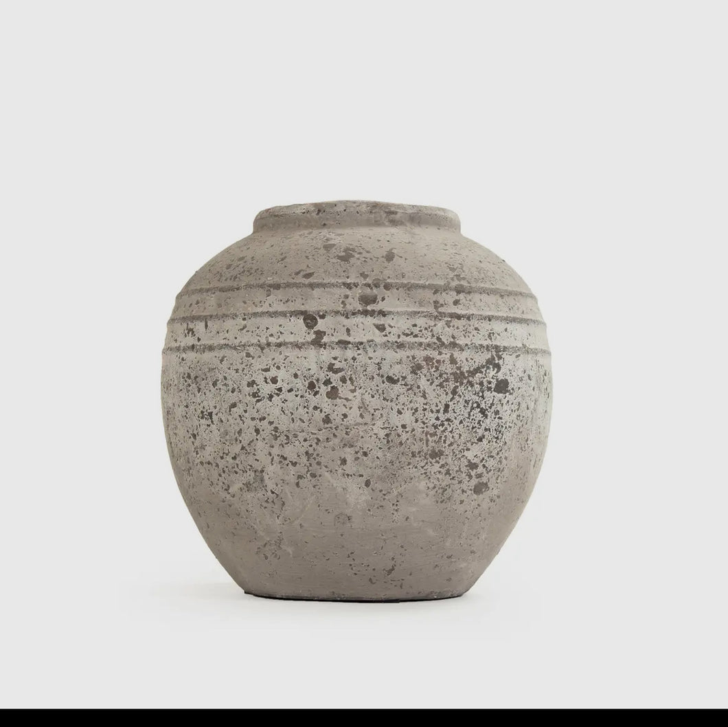Lupe Distressed Gray Pot